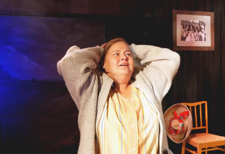 Kuvassa on Johanna Heimonen, joka istuu tuolissa kädet päänsä takana ja jutustelee.