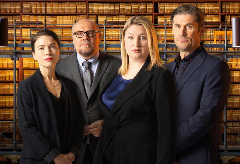 Kuvassa ovat näyttelijät Marja Salo, Hannu-Pekka Björkman, Ria Kataja ja Tommi Korpela seisomassa kirjahyllyn edessä. Kirjat ovat vanhoja.