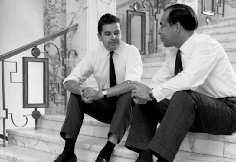 Kuvassa ovat Gearg C. Ehnrooth ja Kai Korte istumassa marmoriportailla ja keskustelemassa. Kuva on musta-valkoinen.