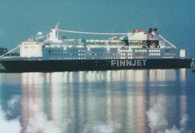 Kuvassa on laiva Finnjet sinisellä tyynellä merellä.
