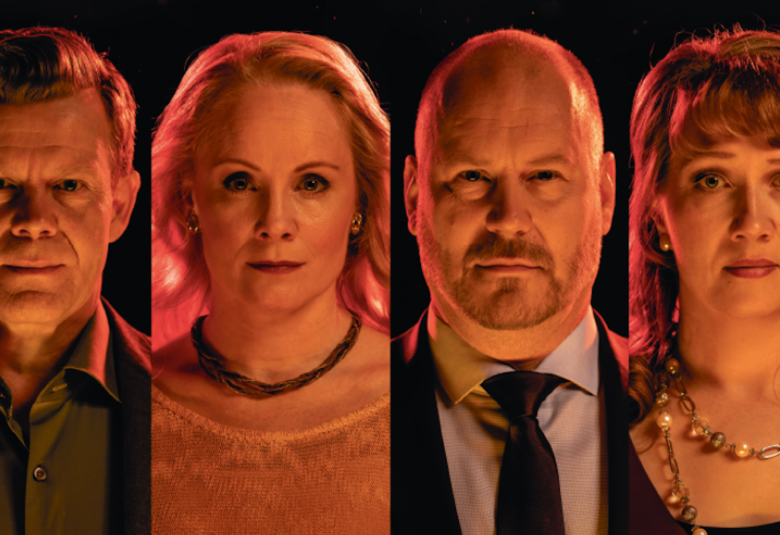 Kuvassa on neljä kasvokuvaakuvaa Illallinen -näytelmän esiintyjistä. Kuva on ruskehtavan sävyinen.