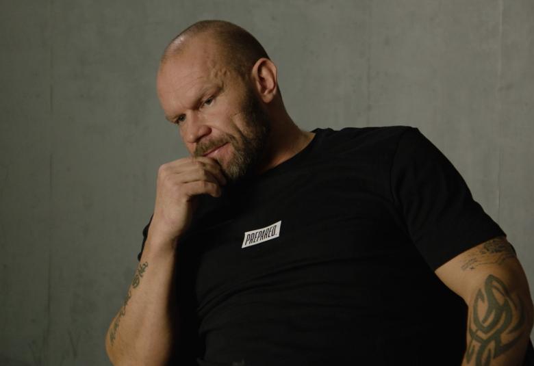 Kuvassa on Jere Karalehti mustassa t-paidassa istumassa vinosti.