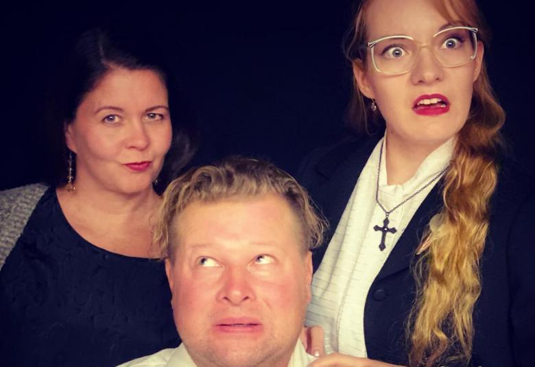 Kuvassa on Jonna Kajander ja Katariina Myller takana ja Jan Mykkäsen kasvot alhaalla edessä.