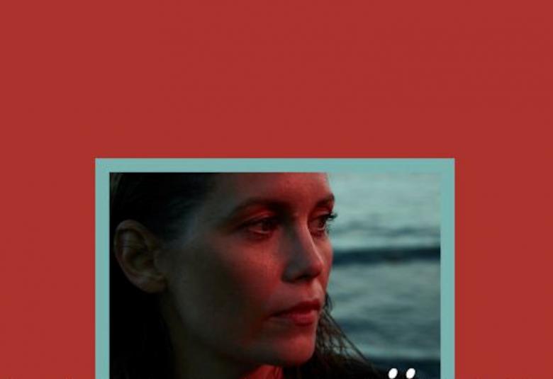 Kuvassa on levyn kansi ja siinä lukee suurin valkoisin kirjaimin Laura Närhi ja hän on myös sivukuvassa kannen keskellä.