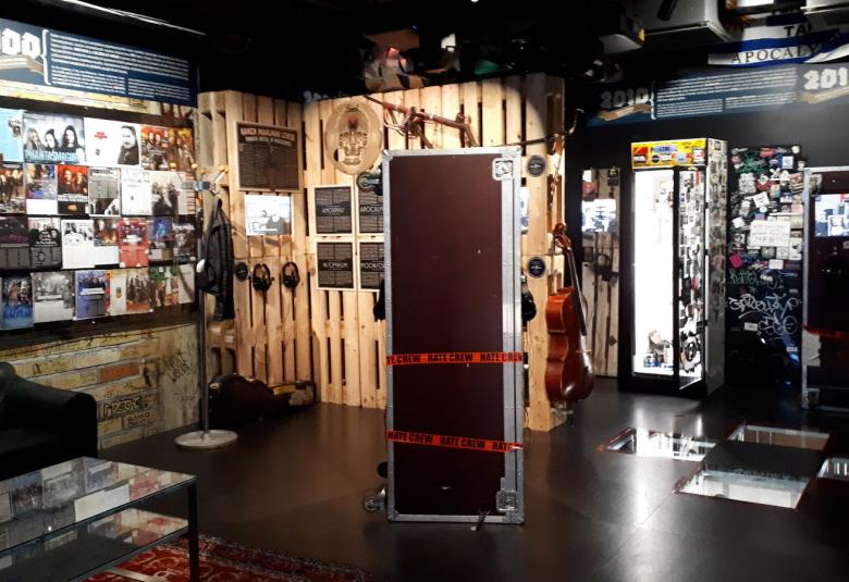 Kuvassa Kinin museokeikan Musiikkimuseo FAMEn hevi-huone, jossa on paljon erilaista tavaraa ja äksöniä. 