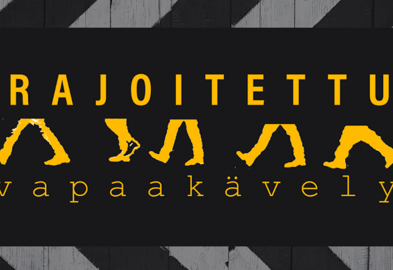 Kuvassa on mustalla pohjalla alhaalla ja ylhäällä vinot harmaat lautapalkit ja keskellä keltaisella teksti Rajoitettu vapaakävely.  Sanojen välissä on jalkoja kävelemässä. 
