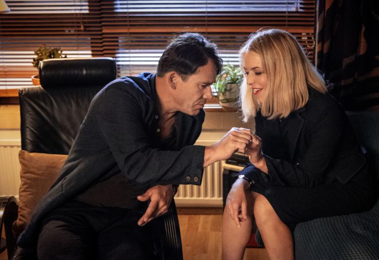 Kuvassa ovat Nicke Lignell ja Linda Zilliacus huoneessa, jossa on vino katto sälekaihdin ikkunalla ja korituoli. 