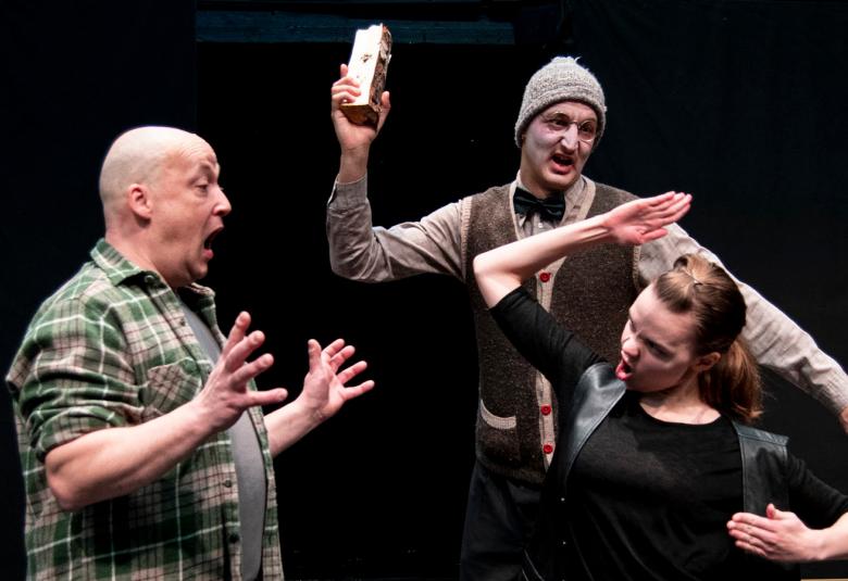 Kuvassa ovat Jari Lukkari, Arto Käki ja Aino Forström ja heillä on vilkas keskustelu, jossa kädet viuhuvat.