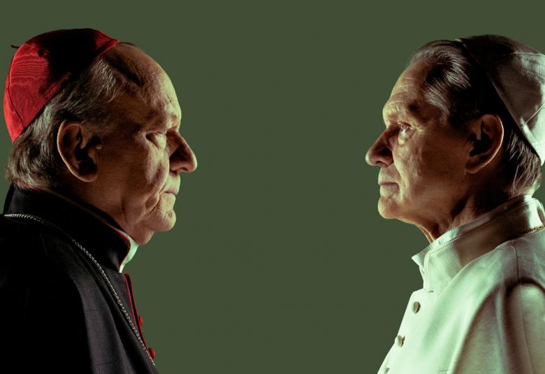 Kuvassa ovat kaksi paavia Asko Sarkola ja Esko Roine sivukuvassa puolivartalokuvassa.