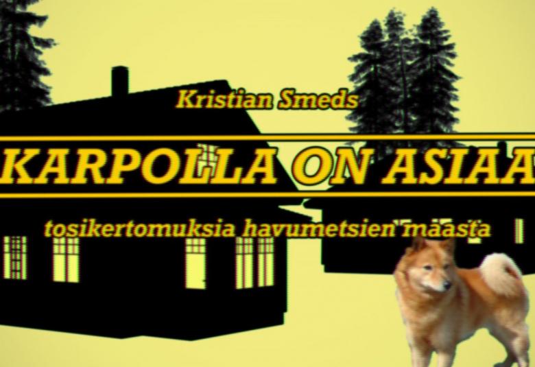 Kuvassa on talo, jonka pihassa on koira.  Värit ovat musta ja keltainen.  Kuvassa on keskellä teksti Karpolla on asiaa ja päällä Kristian Smeds sekä alla tosikertomuksia havumetsien maasta.