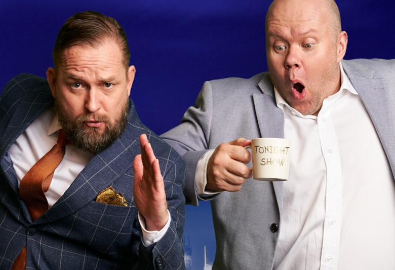 Kuvassa ovat Linnateatterin kaksi miesnäyttelijää Tonight Showssa vaudikkaasti juoksemassa.