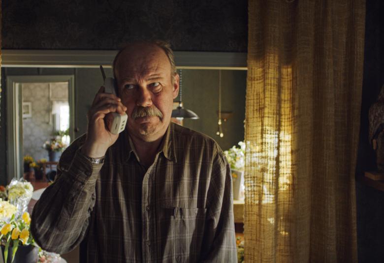 Kuvassa on Peik Stenberg kännykkä korvallaan olohuoneessa.