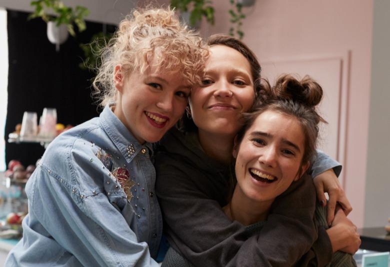 Kuvassa ovat kädet toistensa kaulalla iloisina.