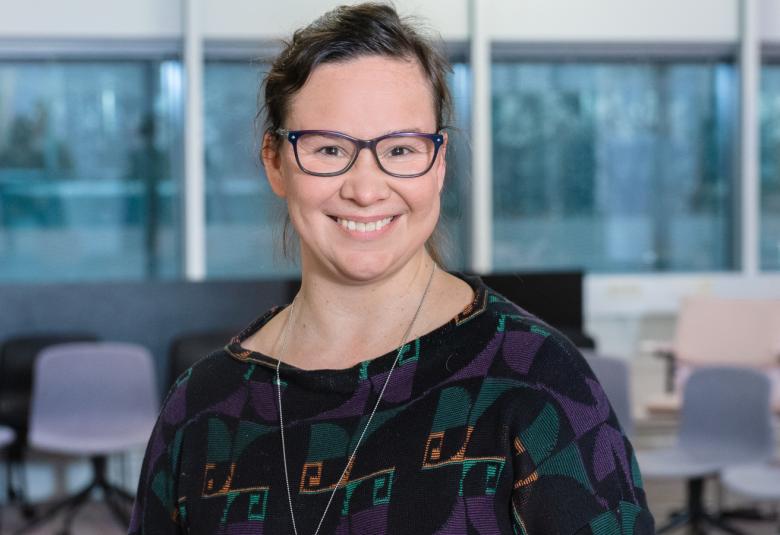 Kuvassa on Rosa Meriläisen kasvokuvassa.