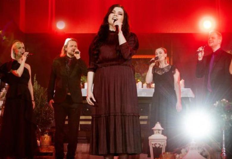 Kuvassa on Suvi Teräsniskan levyn kansi, jossa lukee levyn nimi Teräsniska , feat. Rajaton ja Tämä maailma tarvitsee rakkautta.  Kuvassa Suvi Teräsniska laulaa lavan edessä takanaan Rajaton-yhtye. Lavan tausta on punainen.