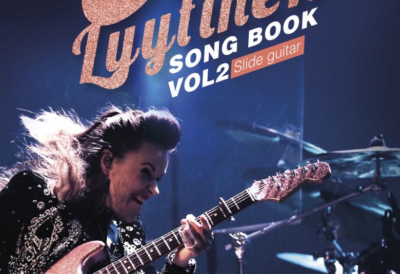 Kuvassa on Erja Lyytinen sivuttain soittamassa kitaraa.  Taustalla lukee Lyytinen.  