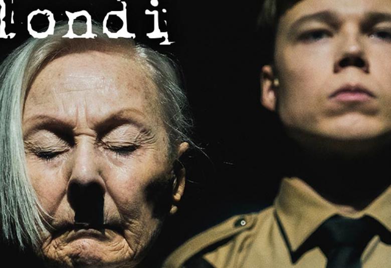 Kuvassa ovat Seela Sella tiukkailmeisenä ja taustalla Verneri Lilja sotilaana.