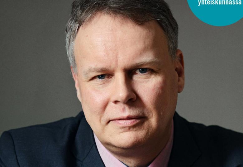 Kuvassa on osa kirjan kannesta, jossa on Juho Saaren kasvokuva.