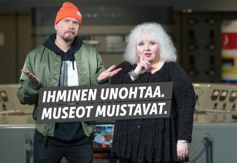 Kuvassa ovat Kari 'Brädi' Härkönen vihertävässä pusakassa ja Marjaana Turunen vaaleassa pörrötukassa sekä mustassa mekossa. Päällä on teksti Ihminen unohtaa, museot muistaa.