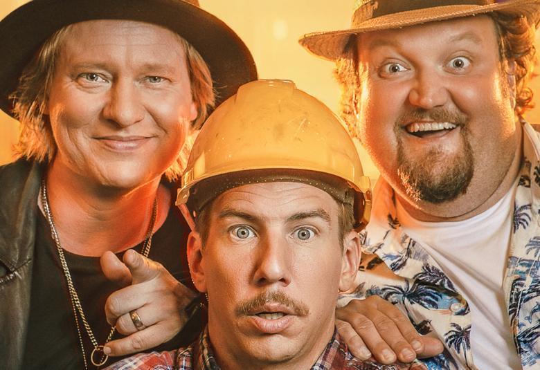 Kuvassa ovat Jaajo Linnoinmaa, Aku Hirviniemi ja Sami Hedberg vaalean ruskean sävyisessä kuvassa.  