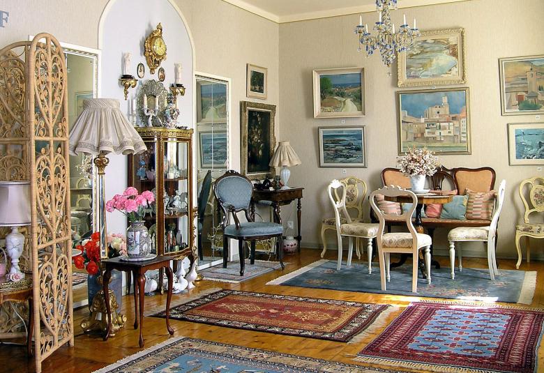 Kuvassa on Nelin-Cronströmin oleskelutila kalustettuna ja taidetta seinillä. Kuva on 1990-luvulta.