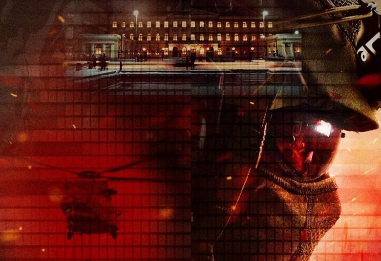 Kuvassa on tumma kypärän etupää ja siitä heijastuu presidentinlinna iltavalaistuksessa.