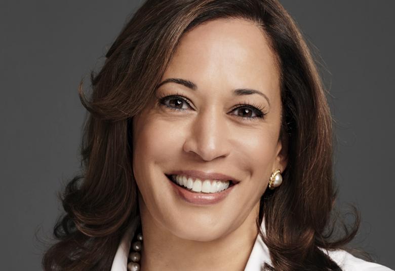 Kuvassa on osa kirjan kannesta, jossa on Kamala Harris puolivartalokuvassa valkoinen paitapusero päällään.