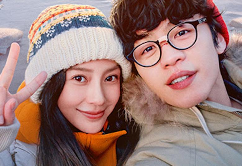 Kuvassa on kiinalaisnättelijöiden Angelababy ja Hongchi Lee kasvokuvat. Angelababylla on kurjava pipo päässään.