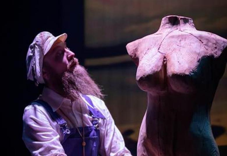 Kuvassa on Jussi Immonen, joka istuu ja hänen vieressään on naisfiguuripatsas. 