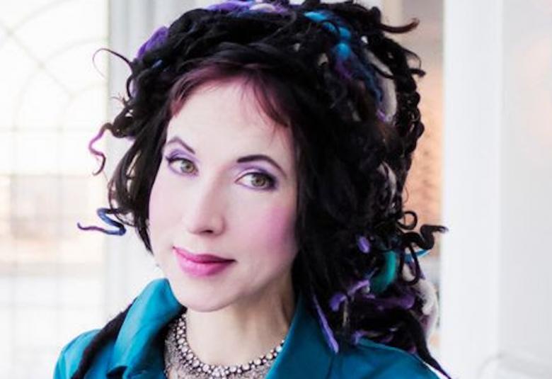 Kuvassa on Sofi Okasanen ja kuva on kasvokuva.