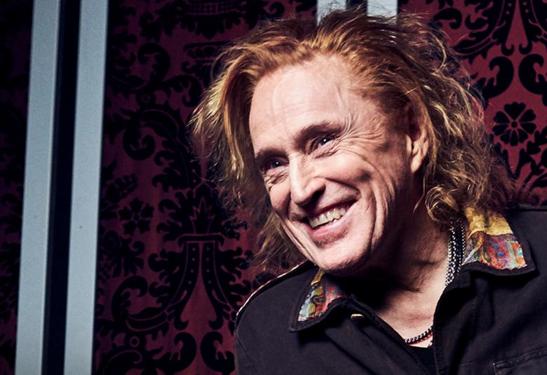 Kuvassa on Tommi Läntinen sivuittain seisomassa nojaavassa asennossa.