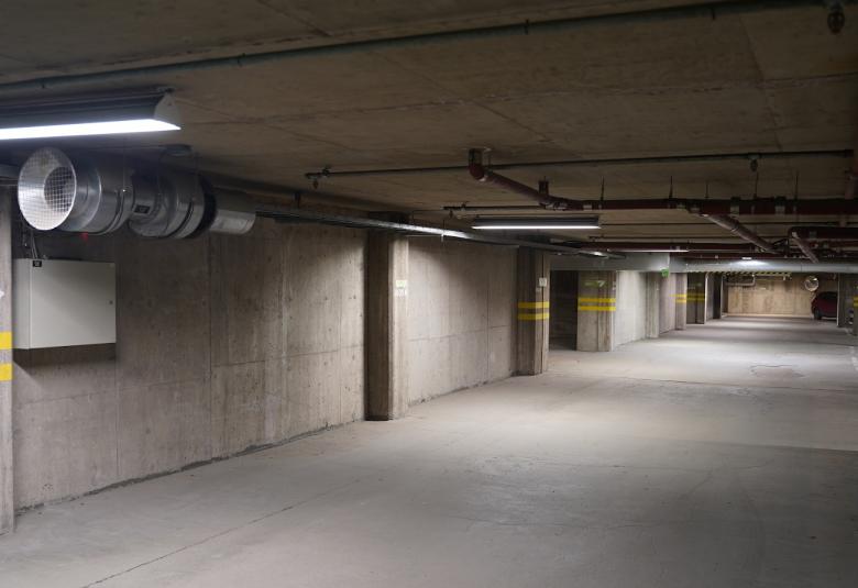 Kuvassa on Bio Cityn kiinteistön parkkihallin käytävä, joka on harmaa.