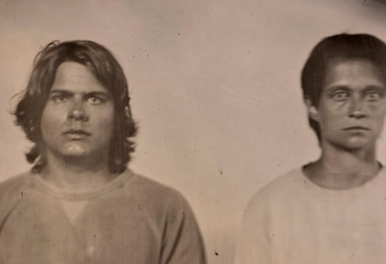 Kuvassa on kahden nuoren henkilön kasvokuvat. Kuvan sävy on ruskehtava.