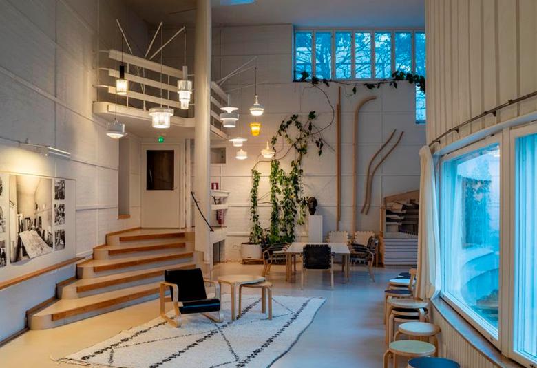 Kuvassa on Alvar Aallon ateljee, jossa on kierreportaat keskeltä huonetta yläkertaan.  Huoneessa on valkoisia sävyjä ja oikea seinä on puolipyöreä.