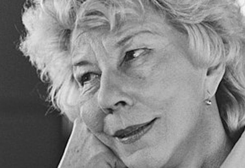 Kuvassa on Eeva Joenpellon kasvokuva. Kuva on musta-valkoinen.