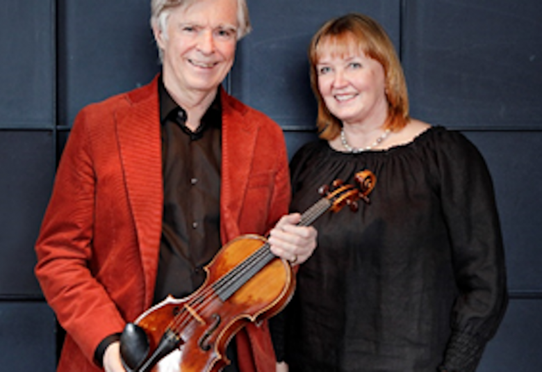 Kuvassa ovat Hannele ja Henrik von Wendt ja Henrik von Wendtin kädessä on Montagnana-viulu.