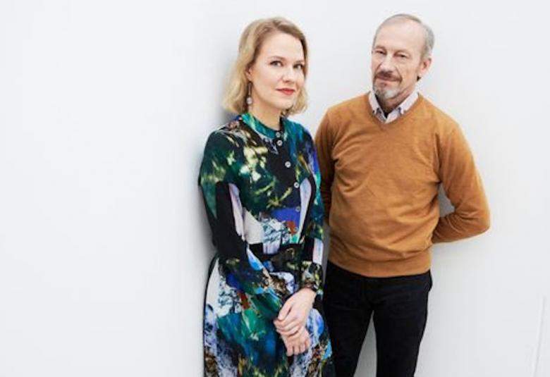 Kuvassa ovat Lea Pakkanen sini-vihreä-musta ja valkoisessa mekossa ja Santeri Pakkanen ruskeassa puserossa ja mustissa housuissa.