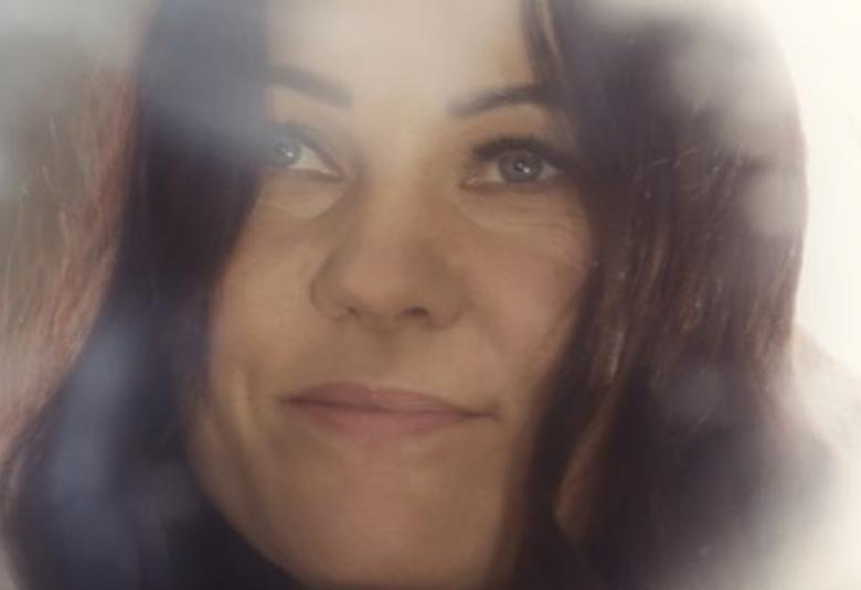 Kuvassa on Mira Luodin kasvot himmeennyksellä. Mira Luodin katse on yläviistoon vasemmalle.