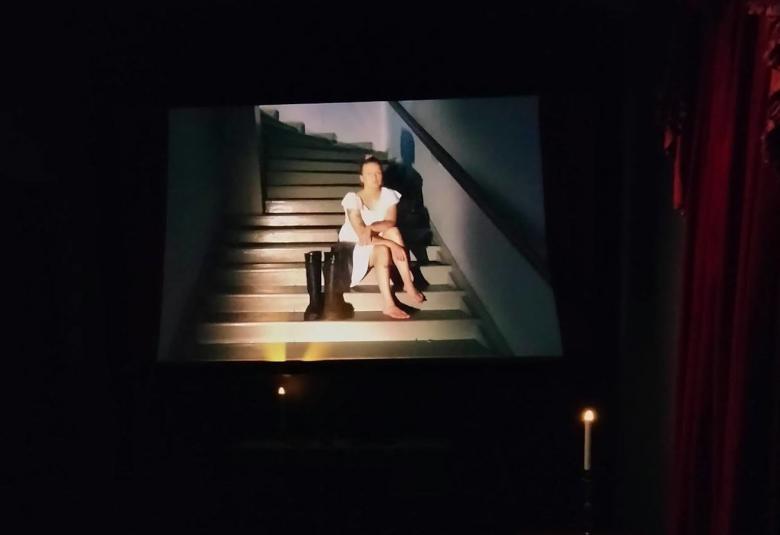 Kinin museokierroksella Kartanoiden Kouvola-näyttelyssä voi katsoa elokuvaa kynttilän valossa