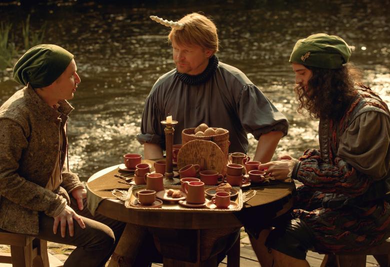 1600-luvun Hevonperän yrittäjät ja suuri vaikuttaja-yrittäjä sarvi otsassaan, jota esitti Antti Luusuaniemi elokuvassa Peruna.