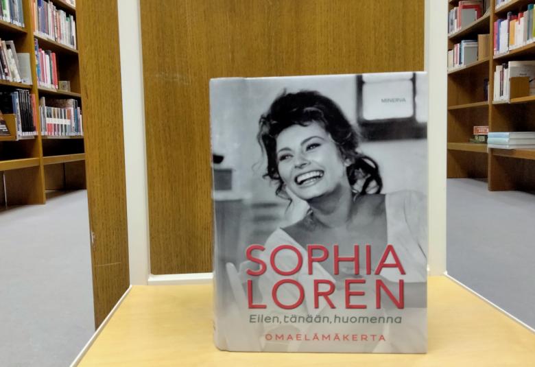 Kinin jutun näyttelijä elämässä Sophia Loren ja hänen kirjoittamansa omaelämänkerta Eilen, tänään, huomenna..