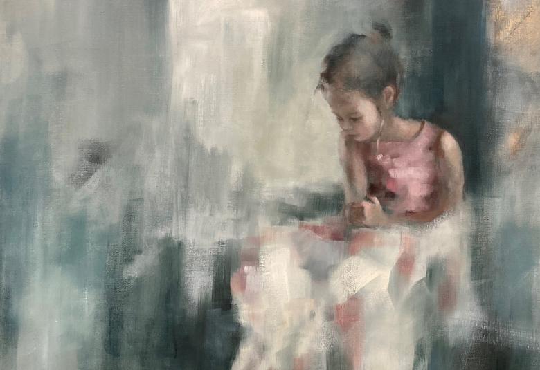 Kuvassa on himmeästi näkyvä nuori tanssijatyttö vaaleassa tanssiasussa sivuttain.