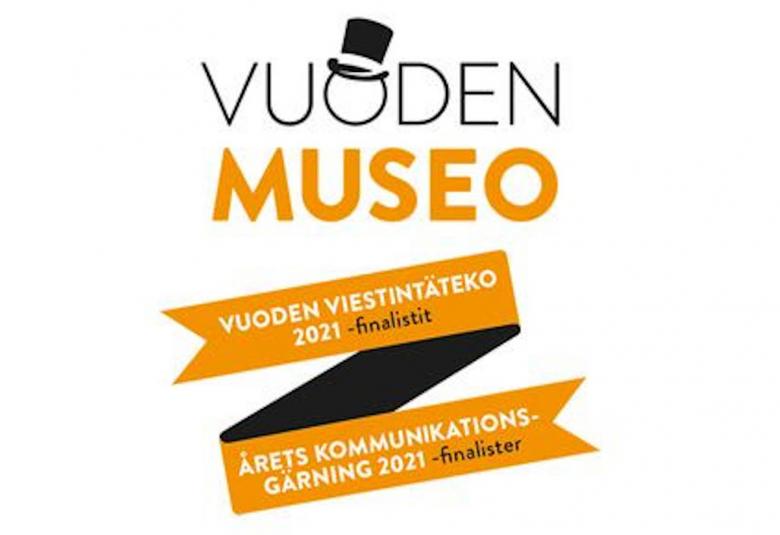 Kuvassa on Vuoden museo -tunnus ja siinä lukee tämän lisäksi Vuoden viestintäteko 2021 finalistit ja Årets kommunikationsgärning 2021.