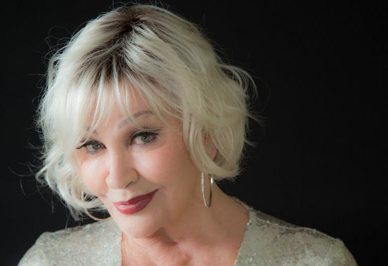 Kuvassa on Hannele Laurin kasvokuva ja hän on siinä elokuvahenkilö Seija Kuula vaaleissa hiuksissa.