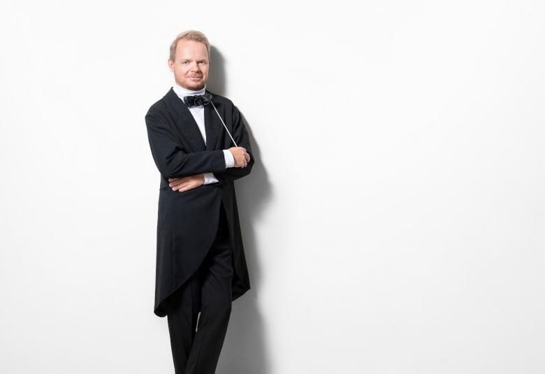 Kuvassa on Jaakko Kuusisto kuvan alareunassa valkoisella pohjalla.