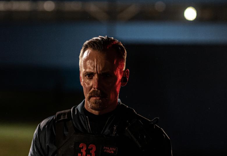 Kuvassa on Jasper Pääkkösen vuolivartalokuva ja taustalla on rakennus, kuu sekä kuutamovaloa.