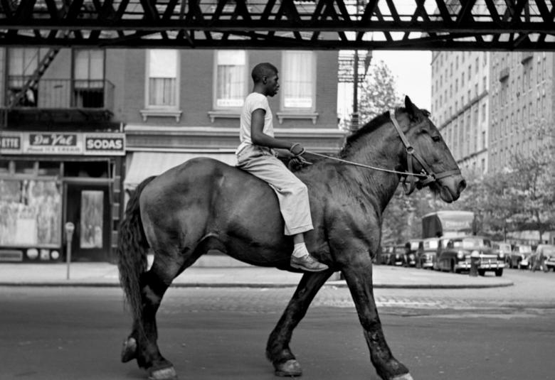 Kuvassa on ratsastaja hevosineen rautaisen sillan alla New Yorkissa.