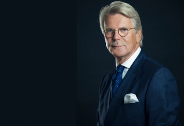 Kuvassa on Björn Wahlroos tummalla taustalla tummassa puvussa vinottain puolivartalokuvassa.