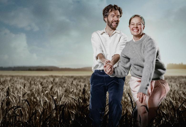 Kuvassa ovat Tuukka Leppänen ja Oona Airola kävelemässä viljapellossa ja taustalla on tasaista peltoa sekä metsää.