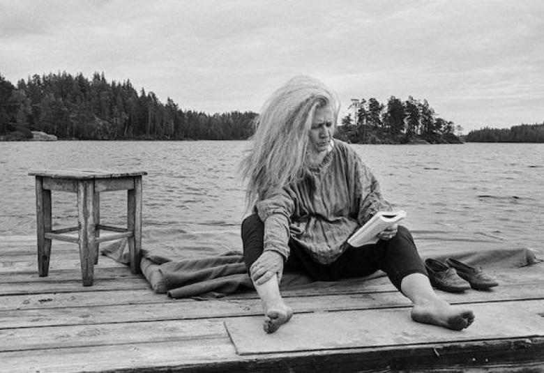 Ateneumin taidemuseossa nähdään 8.10.2021–9.1.2022 taiteen akateemikko Outi Heiskasen retrospektiivinen näyttely. Kuvassa taiteilija Syysjärvellä vuonna 1988.